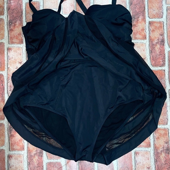 Pre-Owned Torrid Black Mesh Insert Skater Skirt One-Piece Swim Plus Suit Size 1 - Picture 3 of 5